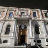 La parte della facciata che ospita l�ingresso � leggermente aggettante e ai lati del portone in legno si delineano due colonne ioniche poste sotto l�architrave dell�unico balcone presente sul prospetto